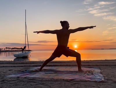 un chico haciendo yoga