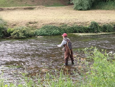 Un pêcheur dans les eaux claires de la rivière du Léguer, en pleine nature.