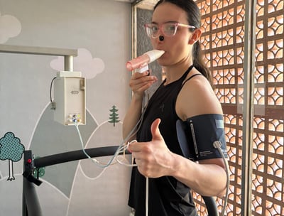 Prueba de función pulmonar, con el objetivo de prescribir ejercicios respiratorios.