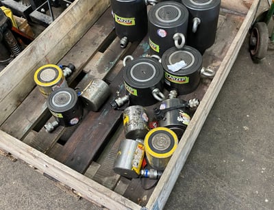 LOT DE VERIN HYDRAULIQUE