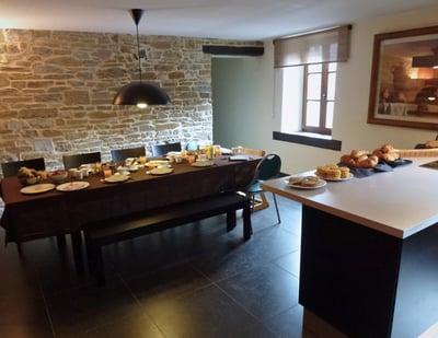 Rénovation et décoration d'une salle à manger dans un bâtiment ancien