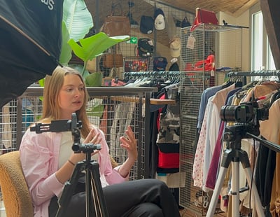 Tournage en entreprise, en interview équipe, avec vidéaste pro léa olivier
