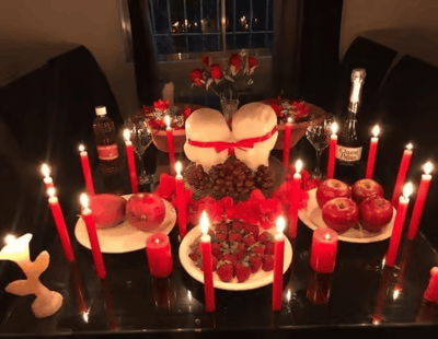 altar de amarre de amor con velas rojas encendidas