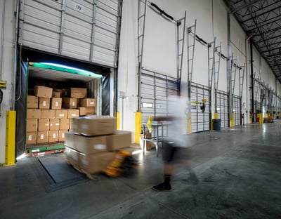 Loading items in a business warehouse for national freight delivery 