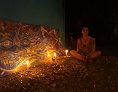 Naía devant la peinture terminée au final du festival femear