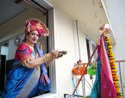 woman in a traditional maharashtian outfit praying to gudi in girgaon gudipadwa shobhayatra 2025