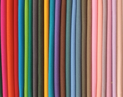 Koleksi gulungan kain kanvas polyester SIGNIFO dalam berbagai warna cerah.