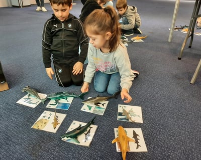 2 enfants avec la boite à requins