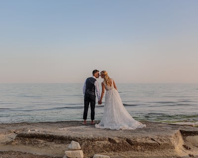 sposi al tramonto in un paesaggio di mare nella provincia di ragusa