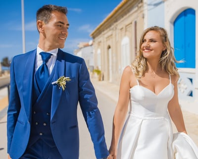 sposo e sposa che passeggiano al mare