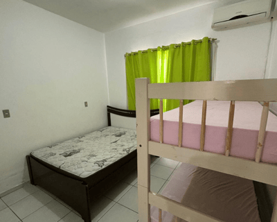 quarto 1 da kitnet com uma cama e um beliche