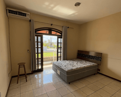 quarto 1 do apartamento com uma cama