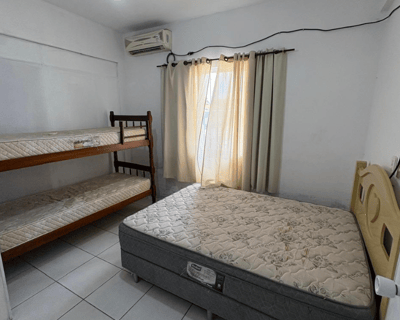 Quarto 02 da kitnet com um beliche e uma cama
