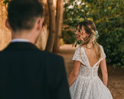 sposa sorridente che invita lo sposo