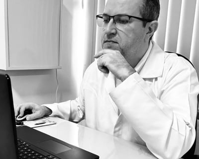 médico ginecologista analisando exame de infecção urinária