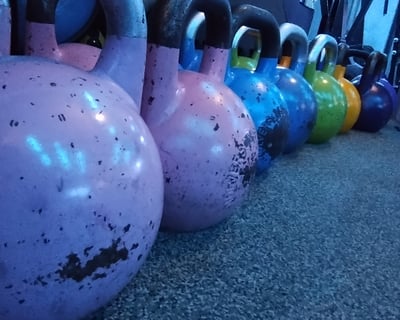 16 kettlebells shot from side on in a row and a selection of colours 