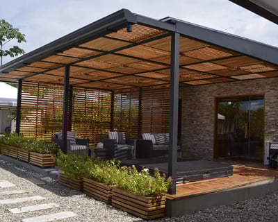 Proyecto Sauna a medida con pared de celosías y techo pergólas marca BOHER España