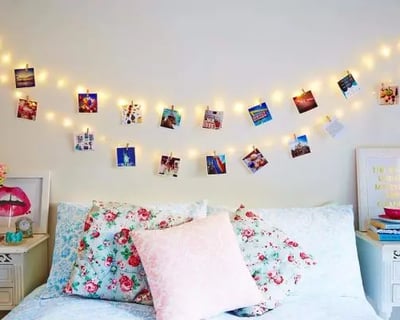 Quarto com decoração de painel de fotos