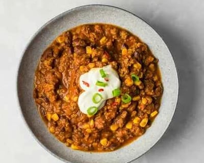 chili-con-carne-in-white-bowl