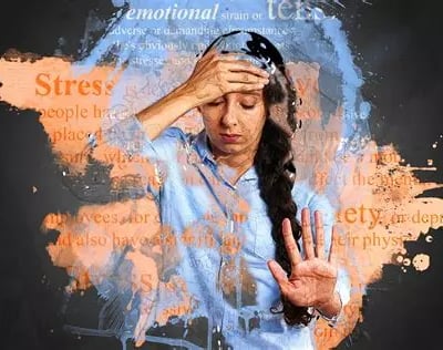 Femme, cheveux longs, main droite sur front, yeux fermés, main gauche en signe de rejet du stress
