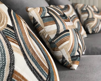Coussins multicolores broderie sur-mesure marron bleu marine et beige