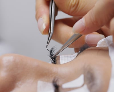 An individual is offering eyelash services with expertise