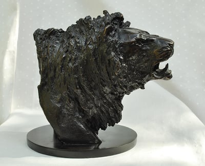 euvre d'artiste représentant une sculpture de lion dans le cadre de l'art animalier