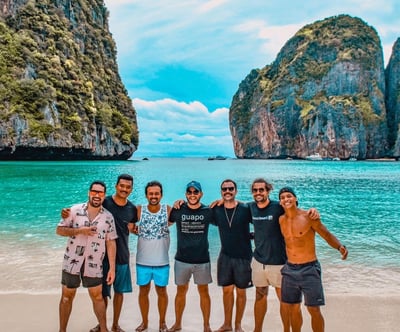 amigos em uma viagem em grupo em Maya Bay na Ilha de Koh PhiPhi na Tailandia