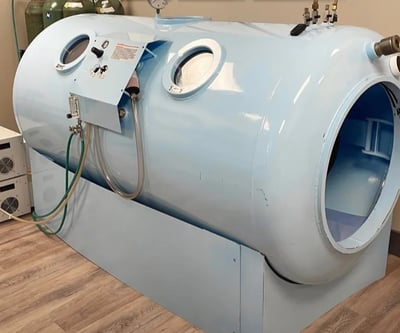 a large blue and white machine with a large blue machine hyperbaric camara hyperbarica