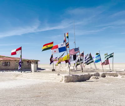 Photo de drapeaux dans le Salar d’Uyuni en Bolivie.