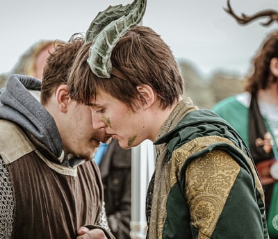 Création unique faite pour un dragon vert dont le costume présente des ailes et écailles