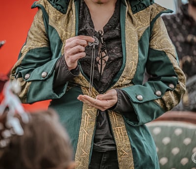 Création unique faite pour un dragon vert dont le costume présente des broderies et du brocard