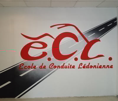 Illustration et logo peint sur mur intérieur pour une école de conduite à Lons-le-Saunier (39).