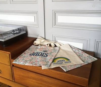 a record player's bag on a dresser tote bag en tissu recyclé