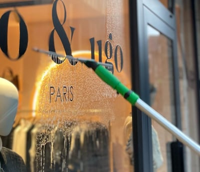 Nettoyage professionnel des vitres du magasin Léo et Ugo à Rouen par M & M Services Pro