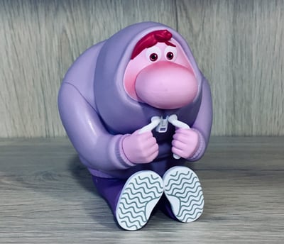 Primer plano de una figurita que representa la vergüenza