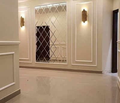 باب بني وشبك حديد ومصباحين انارة معلم ديكور المدينة المنورة