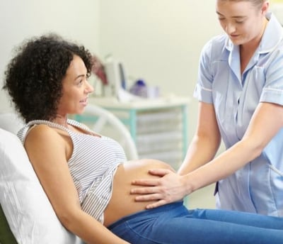 une sage-femme et une femme enceinte à l'hôpital