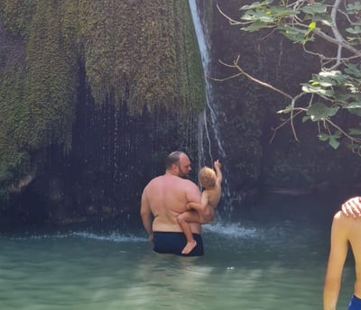 Vater und Sohn am Wasserfall
