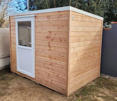abri de jardin monopente en ossature bois, plancher inclus, avec bardage Douglas et porte batiment en PVC