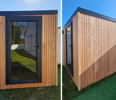 Abri de jardin contemporain isolé, avec porte batiment, bardage faux claire-voie en bois Douglas et toit bac acier