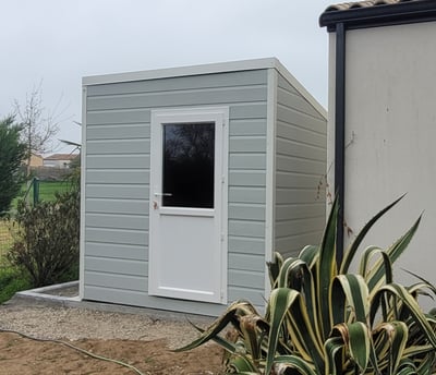 abri de jardin monopente avec ossature bois et bardage en PVC rigide