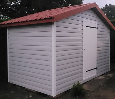 abri de jardin en ossature bois, avec débord de toit,  plancher bois inclus, bardage PVC facile d'entretien et toit bac acier
