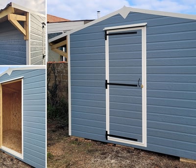 abri de jardin, plancher inclus, en bardage fibre de bois coloré et parois intérieur en OSB3, toiture bac acier