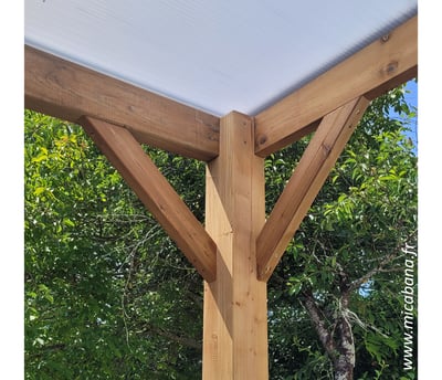 détail d'assemblage d'un poteau bois à l'ossature bois d'un carport