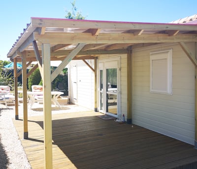 pergola bois sur terrasse bois avec toiture en bac acier et sous toiture en PVC