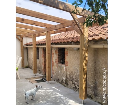ossature bois d'une pergola avec toiture en polycarbonate