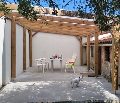 pergola en bois recouverte de plaques en polycarbonate