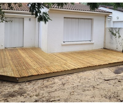 terrasse en bois de 40m² avec jupe de finition sur le pourtour