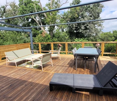 terrasse en bois, pin traité, avec rambardes filets et claustra